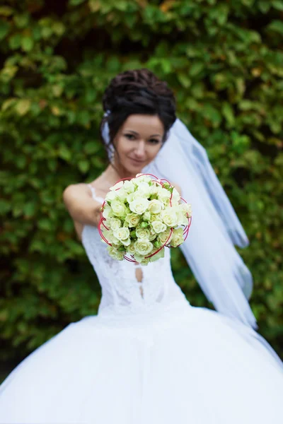 Счастливая невеста в день свадьбы — стоковое фото