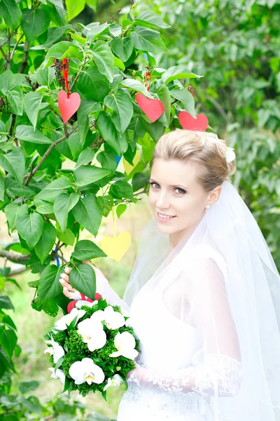 Bride pirang di alam — Stok Foto