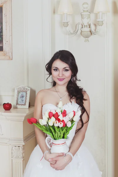 Het meisje houdt tulpen — Stockfoto