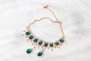 Kadın takı, kolye ve küpe