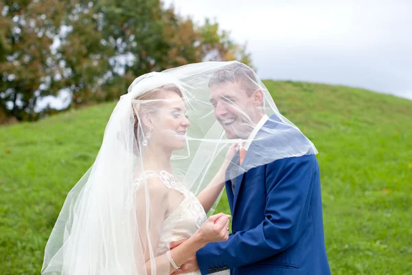 Los recién casados felices en un paseo —  Fotos de Stock