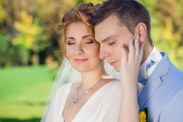 Lo sposo abbraccia dolcemente la sposa — Foto Stock