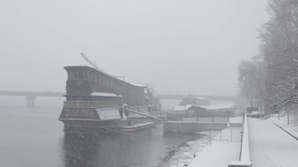 Υγρό χιόνι πασπαλίζονται το πλοίο και το δρομάκι — Αρχείο Βίντεο