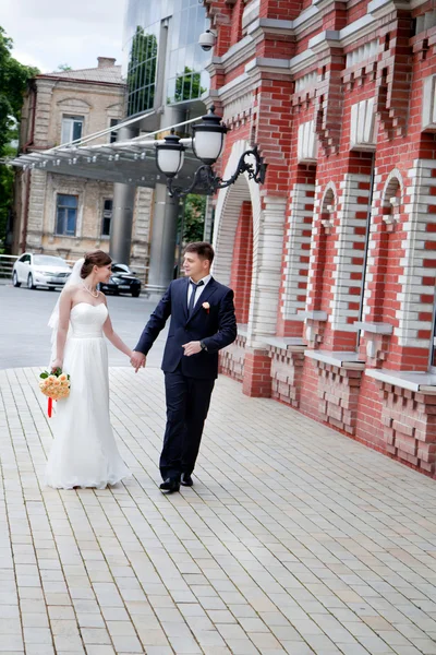 Os recém-casados felizes em um passeio pela cidade — Fotografia de Stock
