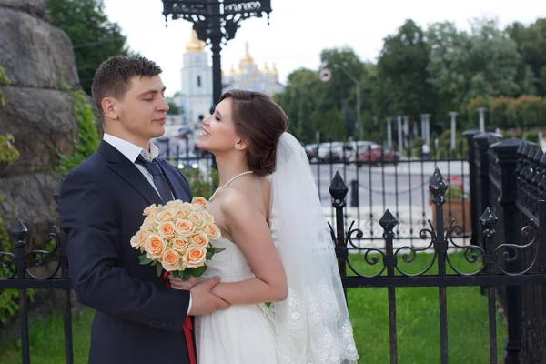 Os recém-casados felizes em um passeio pela cidade — Fotografia de Stock