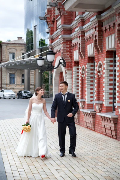 Gli sposi felici in una passeggiata per la città — Foto Stock