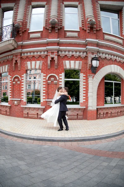 Os recém-casados felizes em um passeio pela cidade — Fotografia de Stock