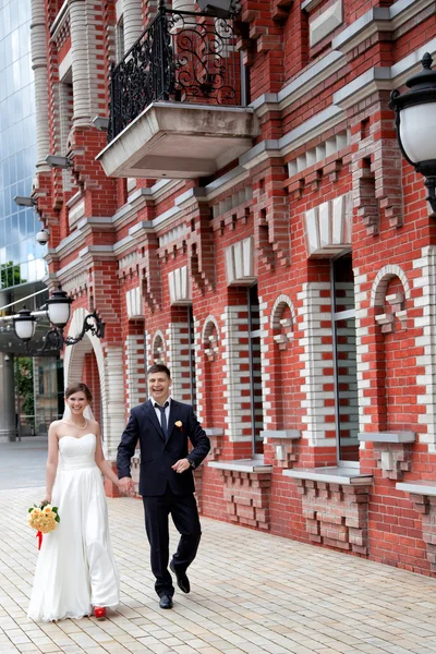 Os recém-casados felizes em um passeio pela cidade — Fotografia de Stock