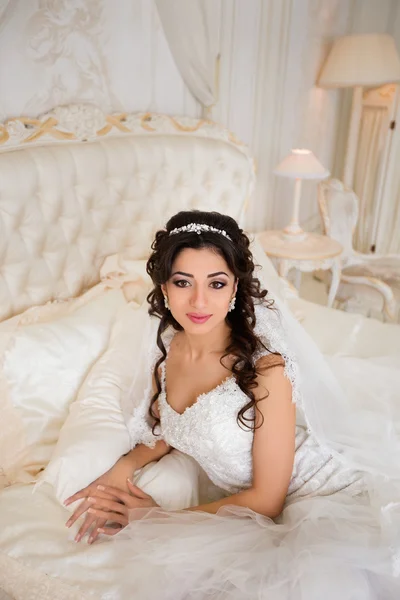 Rich Bride met mooie ogen in het appartement — Stockfoto