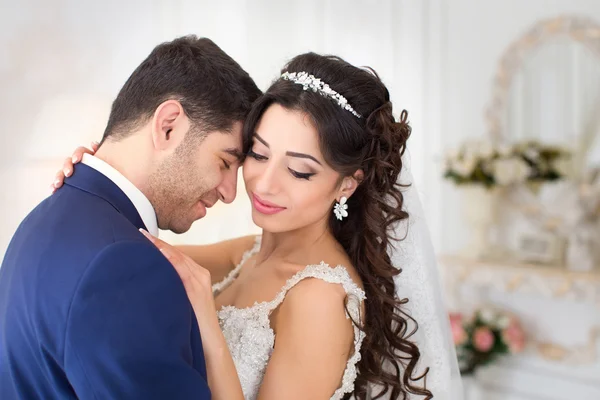 Brudgummen försiktigt omfamnar och kysser bruden — Stockfoto