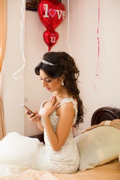 Rich Bride met mooie ogen in het appartement — Stockfoto