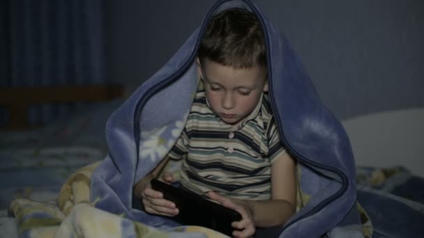 Der Junge mit der Tablette unter der Decke 2 — Stockvideo