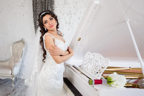 Bohatá nevěsta s krásnýma očima v bytě — Stock fotografie