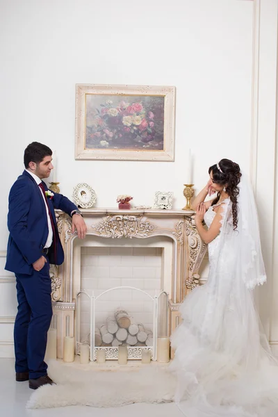 Novio mirando novia — Foto de Stock