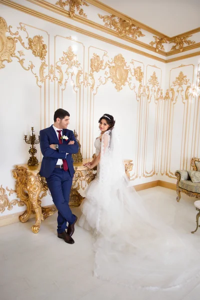 Brudgummen titta på bruden — Stockfoto