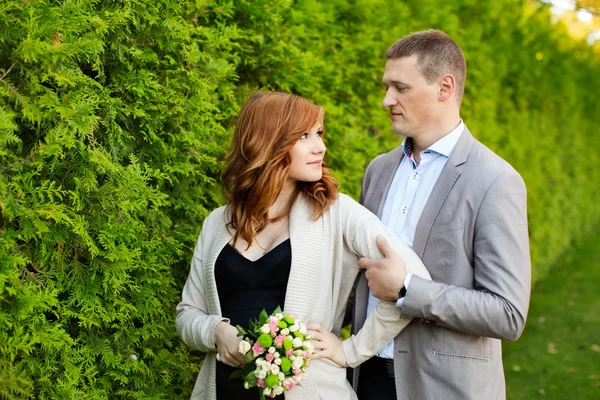 Uomo teneramente abbracciato donna incinta — Foto Stock