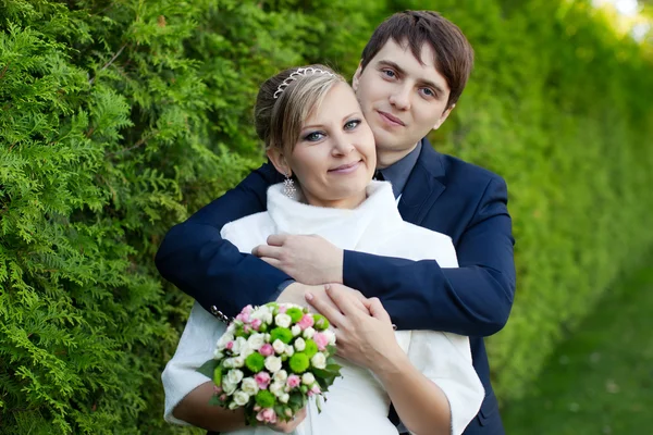 Man omarmd teder zijn vriendin — Stockfoto