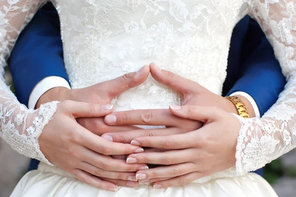 Damat hafifçe sarılmak gelinler eller