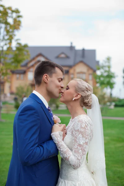Der Bräutigam küsst die Braut zärtlich — Stockfoto
