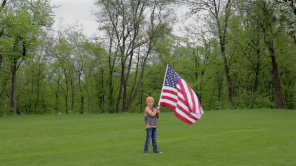 Garçon tenant une bannière des États-Unis — Video