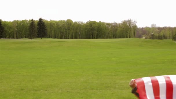 A boy runs with a US flag — Stock Video