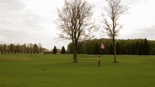 Amerykański chłopak z flagą — Wideo stockowe