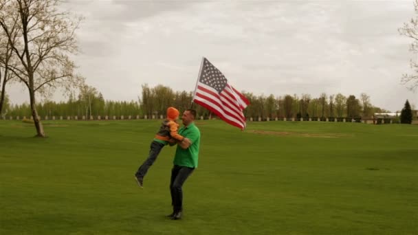 Papa jouant avec bébé sur la prairie — Video