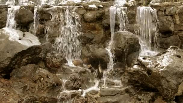 Stenen onder de waterval — Stockvideo