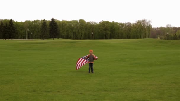 Jongen bedrijf Amerikaanse vlag — Stockvideo