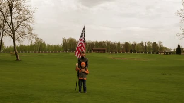 Anya és fia szólnak az amerikai zászló — Stock videók