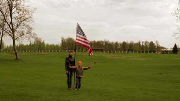 Madre e hijo son sobre la bandera de EE.UU. — Vídeos de Stock