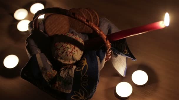 Пасха лежит в плетеной корзине — стоковое видео