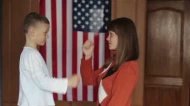 Annem bebekle oynarken odada