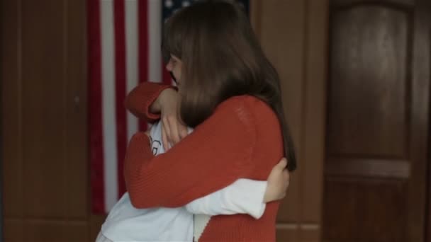 Anne sarılma bebek svoeg — Stok video