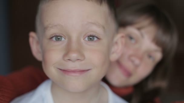 Un niño con su madre hace selfie — Vídeo de stock