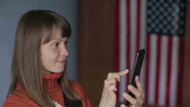 She communicates online on the tablet — Stock Video