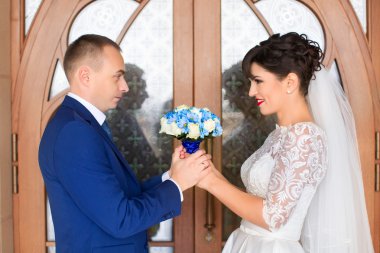 Düğün gününde bir yolda yeni evliler