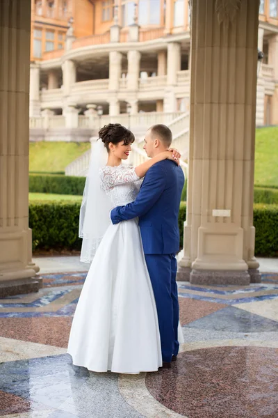 Casal de pé na chuva no dia do casamento — Fotografia de Stock