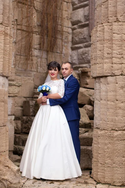 Paar steht am Hochzeitstag im Regen — Stockfoto