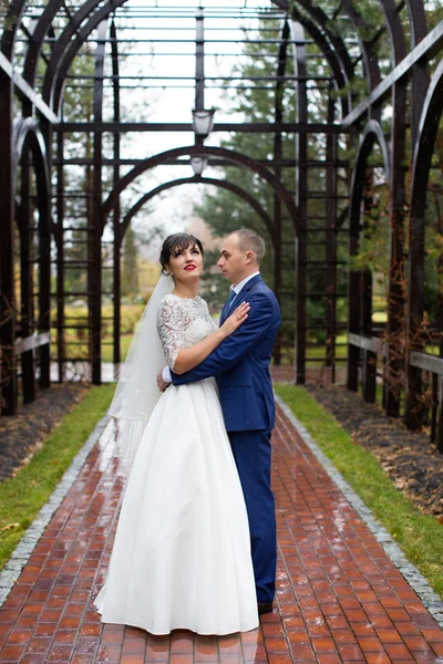 Par som står i regn på bröllopsdagen — Stockfoto