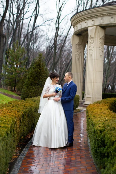 Nygifta på en promenad på bröllopsdagen — Stockfoto