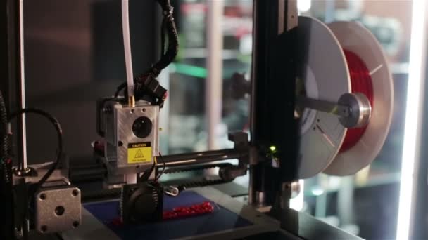 Demonstration of the 3D printer — Stock Video