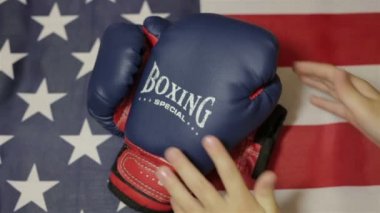 Çocuklar boks eldiven ve bir Amerikan bayrağı