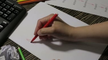 Grafik tasarımcı kelime yazıyor