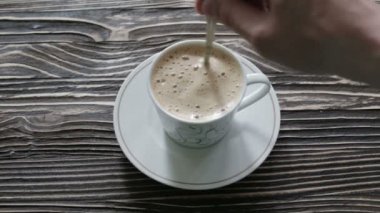 Bir fincan kapuçino köpük ile geçerli