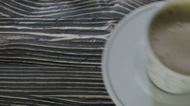 Bir fincan kapuçino köpük ile geçerli