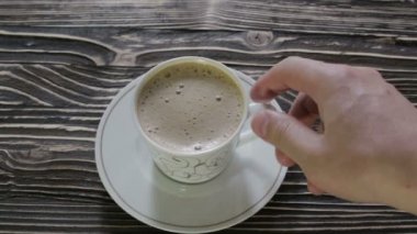 Bir fincan kapuçino köpük ile geçerli