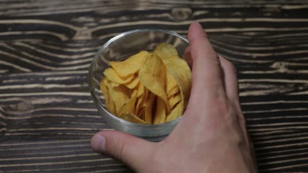 Чіпси у скляній вазі на столі — стокове відео