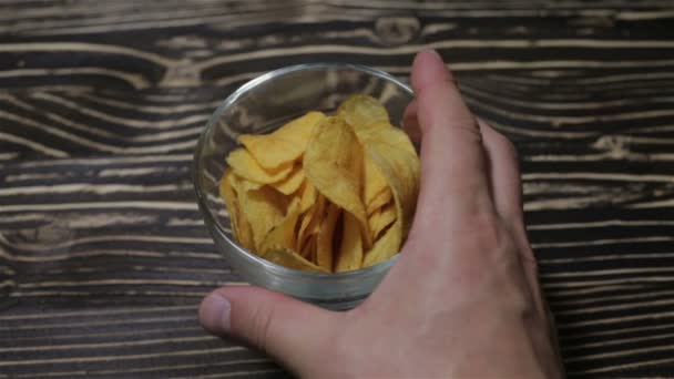 Las papas fritas están en un jarrón de vidrio sobre la mesa — Vídeos de Stock