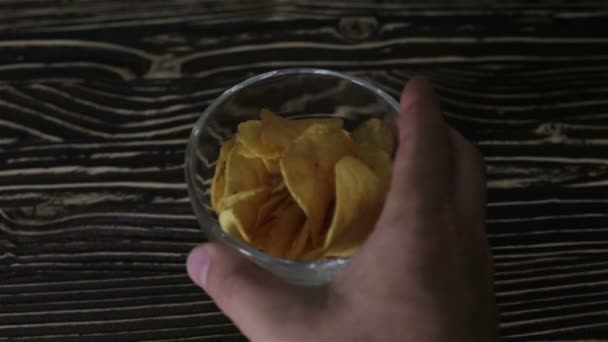 Las papas fritas están en un jarrón de vidrio sobre la mesa — Vídeos de Stock